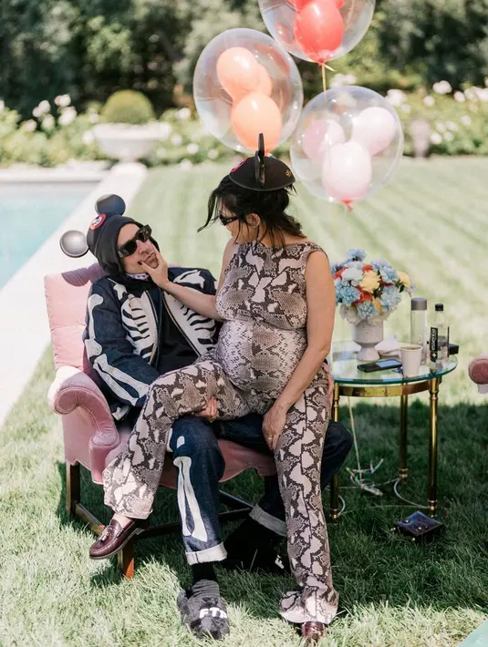 Kompak memakai kacamata hitam, Kourtney tampak duduk di pangkuan sang suami. Pendiri Poosh itu juga tak lupa berterima kasih kepada ibunya karena telah memberinya kejutan baby shower bertema Disney vintage tersebut. Dia mengungkapkan jika baby shower itu adalah impiannya. (Liputan6.com/IG/@kourtneykardash)