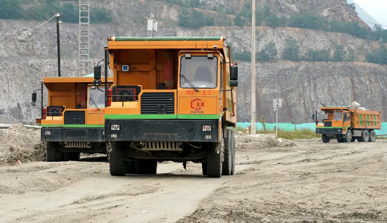 Truk nirawak terlihat di Tambang Sandaozhuang milik China Molybdenum Co., Ltd., Luanchuan, Henan, China, 12 Agustus 2020. Dengan kecepatan tinggi dan tingkat latensi rendah, teknologi 5G memungkinkan pekerja mengendalikan kendaraan dan mesin dari jarak jauh dengan presisi tinggi. (Xinhua/Li An)