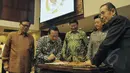 Ketua DPD RI Irman Gusman (kedua kiri) menandatangani laporan LHKPN bersama Wakil Ketua KPK Zulkarnain (kanan)  saat mengikuti Sidang Paripurna DPD RI di Gedung Nusantara V, Jakarta, Rabu (18/02/2015). (Liputan6.com/Andrian M Tunay)
