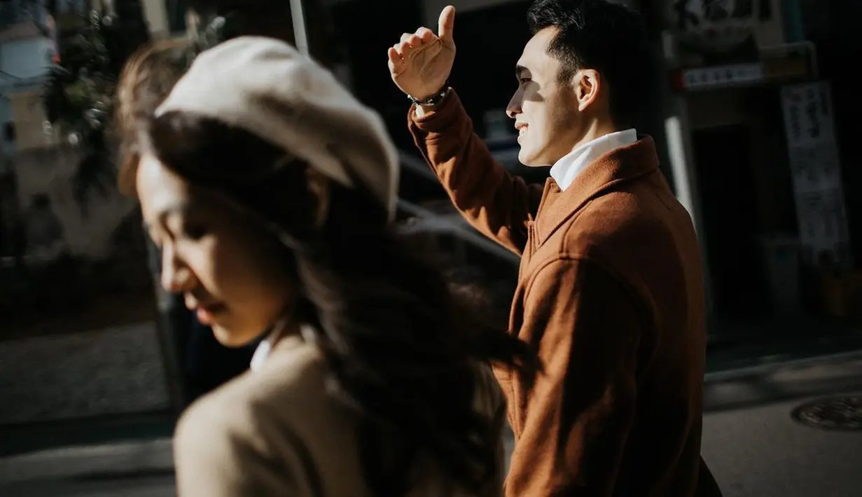 Begitupun Jojo yang mengenakan turtleneck top putih dipadu jacket coklat dan long pants berwarna krem. [Foto: IG/shanju].