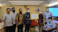 Ketua Badan Urusan Rumah Tangga (BURT) DPR RI Agung Budi Santoso mewakili DPR RI menerima piagam penghargaan dari Perkumpulan Penyandang Disabilitas Indonesia (PPDI).