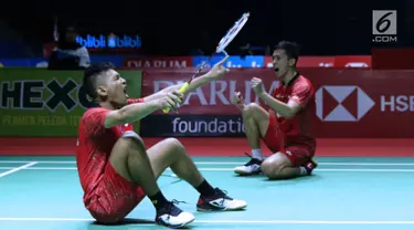 Ganda putra Indonesia, Fajar Alfian/M Rian Ardianto merayakan kemenangan usai melawan Liu Cheng/Zhang Nan (China) pada 8 besar Indonesia Open 2018, Istora GBK, Jakarta, Jumat (5/7). Fajar/Rian unggul 21-18, 18-21, 25-23. (Liputan6.com/Helmi Fithriansyah)