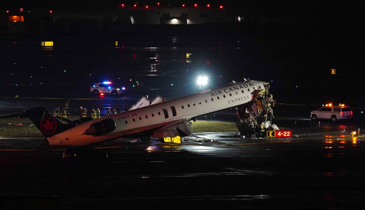 Insiden ini menyebabkan dua orang tewas, yakni pilot dan ko-pilot. Sementara, sejumlah petugas mengalami luka serius serta gangguan operasional penerbangan. Tampak dalam foto, sebuah pesawat Air Canada Express terparkir di landasan pacu Bandara LaGuardia, New York, Amerika Serikat, Senin 23 Maret 2026, setelah bertabrakan dengan kendaraan Otoritas Pelabuhan. (AP Photo/Ryan Murphy)