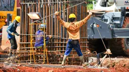 Pekerja membangun tiang-tiang pancang yang akan digunakan sebagai penopang badan jembatan jalan raya Tol Becakayu di kawasan Kalimalang, Jakarta, Selasa (19/4). Pembangunan tol Becakayu ditargetkan selesai pada 2017. (Liputan6.com/Yoppy Renato)