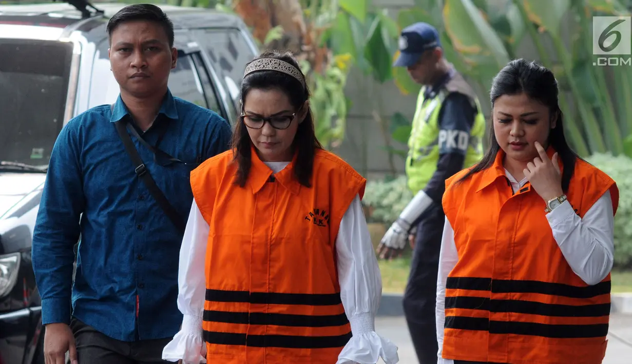 Anggota DPR Rooslynda Marpaung dan anggota DPRD Sumut Rinawati Sianturi tiba untuk menjalani pemeriksaan lanjutan di KPK, Jakarta, Kamis (19/7). Selain Rooslynda dan Rinawati, KPK juga memeriksa anggota DPRD Sumut Sony Firdaus. (Merdeka.com/Dwi Narwoko)