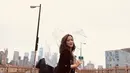 Jisoo juga tetap tampil elegan walaupun cuaca sedang tak bersahabat. Dengan gaya casual, Jisoo berpose di Brooklyn Bridge dengan membawa payung bening. (Liputan6.com/IG/@sooyaaa__)