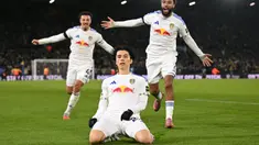 Pemain Leeds United, Ao Tanaka melakukan selebrasi setelah mencetak gol debutnya di tim dalam laga lanjutan Liga Inggris 2025/2026 melawan Chelsea di Elland Road, Leeds, Inggris, Rabu (03/12/2025). (AFP/Oli Scarff)