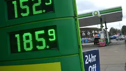 Situasi ini memperburuk distribusi minyak dan gas secara global. Tampak dalam foto, papan informasi digital menampilkan harga terbaru untuk satu liter bensin dan solar di sebuah Stasiun Pengisian Bahan Bakar Umum (SPBU), Guildford, barat daya London, pada 29 Maret 2026. (JUSTIN TALLIS/AFP)