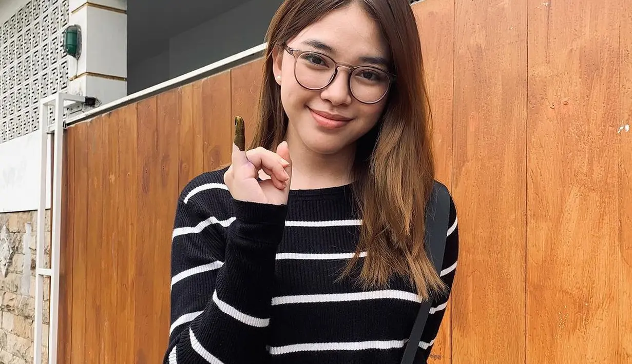 Anneth Delicia tampak sumringah pertama kali nyoblos di Pemilu 2024. Ia membagikan potretnya usai nyoblos mengenakan kaus garis-garis nuansa monokrom. [@anneth.dlc]