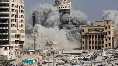 Menara al-Ruya di kawasan Rimal, Kota Gaza, runtuh di tengah asap setelah serangan udara Israel pada 8 September 2025. (Omar AL-QATTAA/AFP)