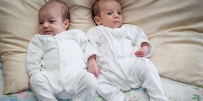 Honey dan Amelia yang lahir kembar di generasi ketiga. | Foto: copyright dailymail.co.uk