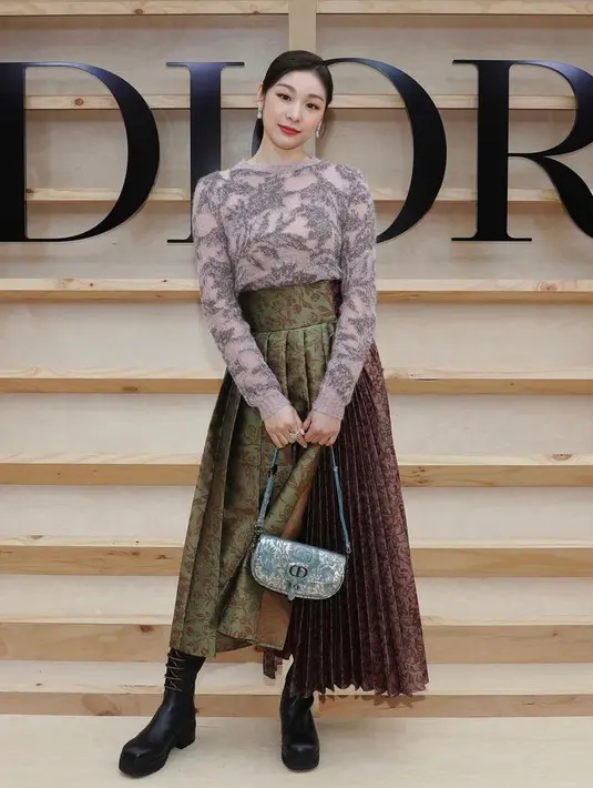 <p>Terlihat di acara Dior Fall 2022 oleh Maria Grazia Chiuri, house ambassador sekaligus figur skater Korea, Yuna Kim tampil anggun mengenakan koleksi Autumn-Winter 2022/2023 dengan tas Dior Bobby dan Dior joaillerie by Victoire de Castellane. (Instagram/Dior).</p>
