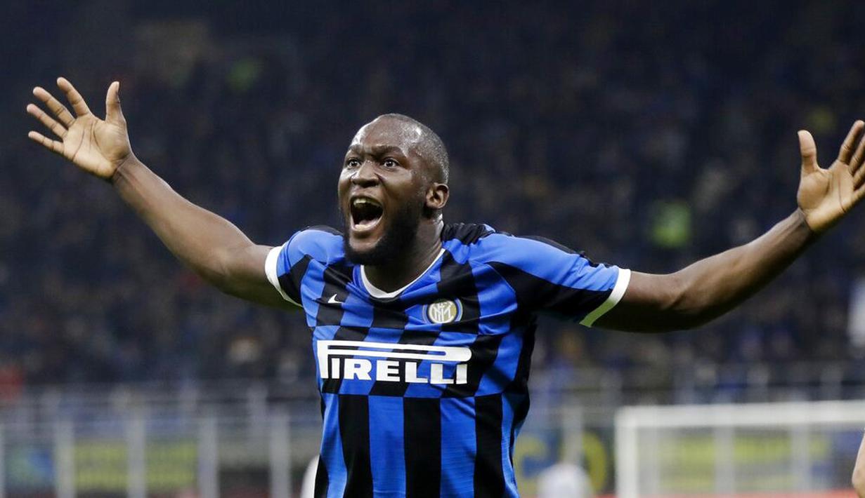 Striker Inter Milan, Romelu Lukaku, melakukan selebrasi usai membobol gawang Genoa pada laga Serie A 2019 di Stadion San Siro, Sabtu (21/12). Inter Milan menang 4-0 atas Genoa. (AP/Luca Bruno)