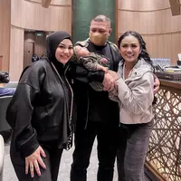 Raul Lemos gendong anak kedua Aurel (Instagram/krisdayantilemos)