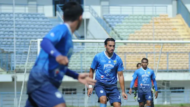 Ezra Walian