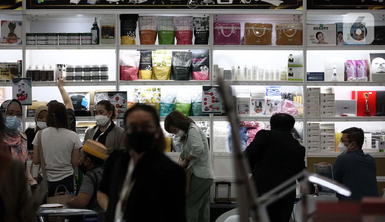 Pengunjung memilih produk kecantikan saat pameran Cosmobeaute Indonesia 2022 di Jakarta Convention Center (JCC), Senayan, Jakarta, Kamis (3/11/2022). Cosmobeaute Indonesia 2022 merupakan ajang pameran terbesar di industri kecantikan. (Liputan6.com/Johan Tallo)
