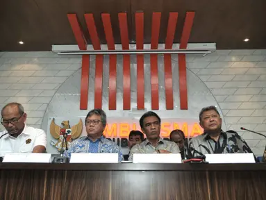 Pengurus Harian YLKI Sularsi, Sekjen Dewan Energi Kementerian ESDM Djoko Siswanto, Anggota Ombudsman RI Alvin Lie, Laode Ida, Direktur Strategis I PLN Djoko R Abuhanan, dan Ketua Komunitas Konsumen David Tobing memberikan keterangan di Jakarta, Kamis (8/8/2019). (merdeka.com/Iqbal S. Nugroho)