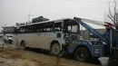 Sebuah bus yang rusak dibawa setelah ledakan bom mobil di Lethpora di distrik Pulwama, Kashmir, India (14/2). Menurut kesaksian dari seorang perwira polisi mobil bermuatan bom tersebut meledak usai menabrak konvoi pasukan CRPF. (AFP Photo/STR)