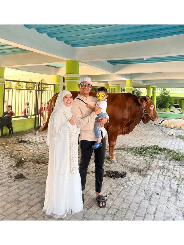 6 Potret Kekompakan Musdalifah Basri dan Suami, Sama-Sama Kocak