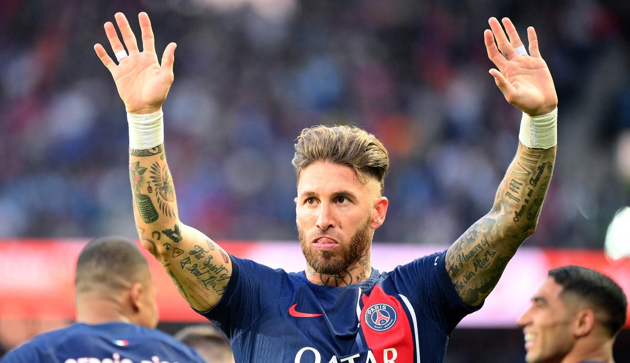 Selebrasi bek PSG, Sergio Ramos setelah mencetak gol ke gawang Clermont Foot 63 pada laga Liga Prancis 2022/2023 menghadapi Brentford di Parc des Princes Stadium, Paris (3/6/2023). Sergio Ramos yang memang hanya dikontrak selama semusim oleh PSG pada 2022/2023, akhirnya memang tak memperpanjang kontraknya meski mampu memberikan yang terbaik bagi klubnya. Setelah meninggalkan PSG secara gratis, Inter Miami dan klub Arab Saudi menjadi calon terkuat pelabuhan berikutnya. (AFP/Franck Fife)