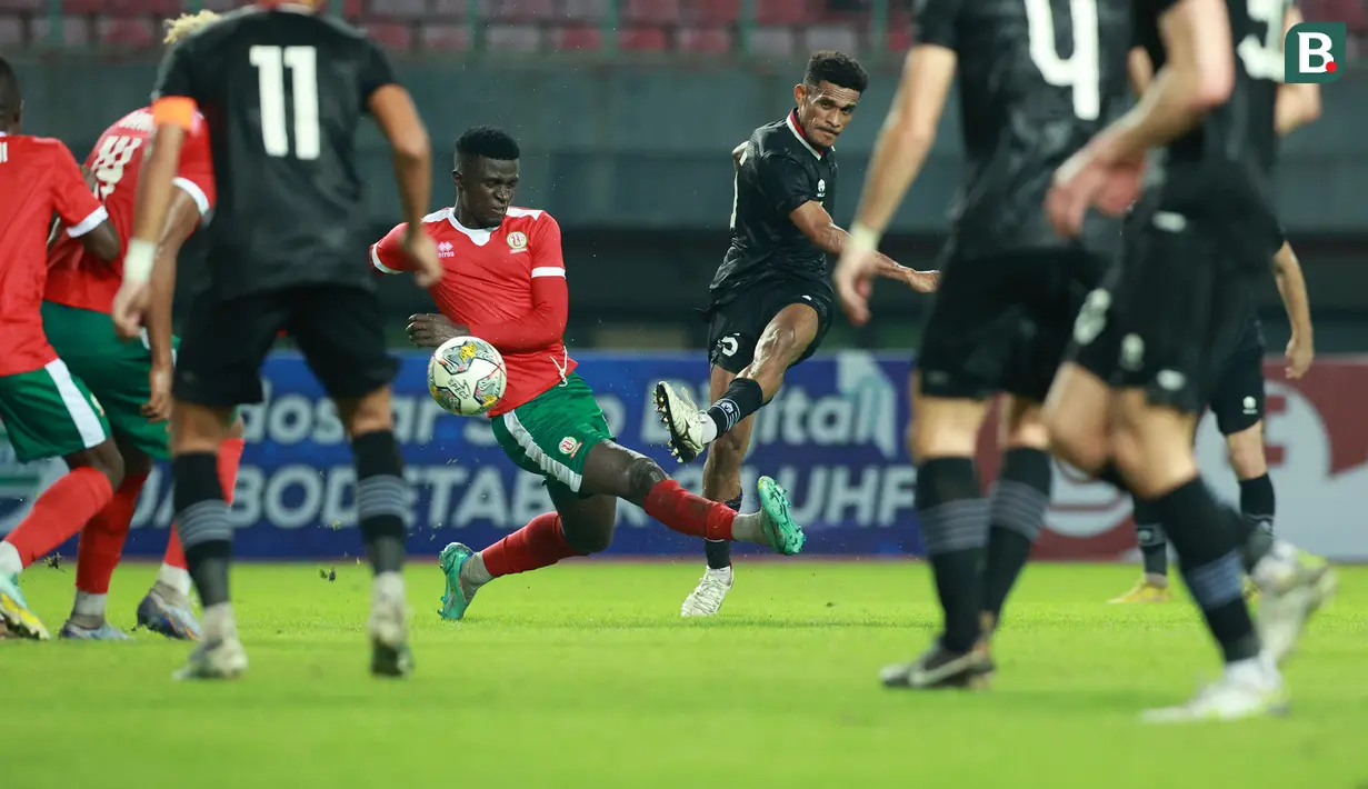 <p>Pemain Timnas Indonesia, Ricky Kambuaya (tengah) melepaskan tendangan ke gawang Burundi pada laga kedua persahabatan FIFA Matchday di Stadion Patriot Candrabhaga, Bekasi, Selasa (28/3/2023) malam WIB. (Bola.com/M Iqbal Ichsan)</p>