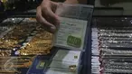 Pedagang menunjukan emas batangan 10 gram di pusat penjualan emas kawasan Cikini, Jakarta, Senin (12/10/2015). Harga emas yang dijual PT Antam Tbk hari ini turun Rp11.000 ke Rp556.000 per gram dari sebelumnya Rp567.000 per gram.(Liputan6.com/Angga Yuniar)