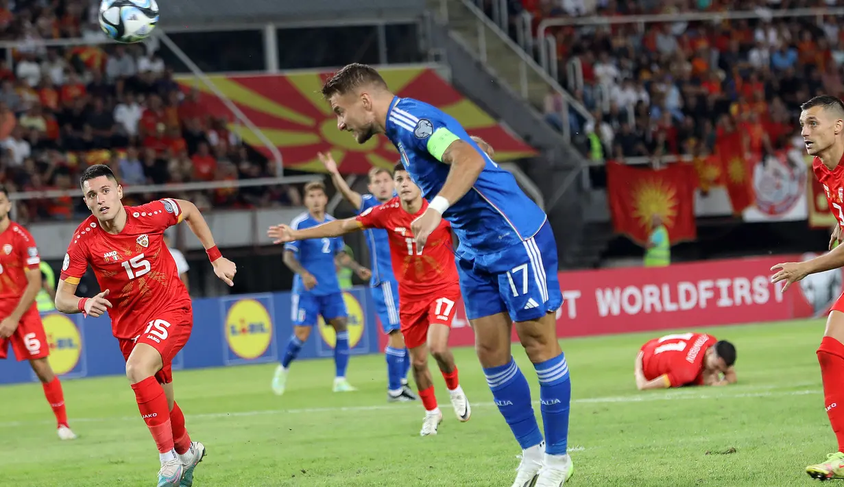 Hasil ini tak mengubah posisi Italia di urutan ketiga Grup C dengan empat poin, cuma unggul selisih gol dari Makedonia Utara di urutan keempat. (Photo by Robert ATANASOVSKI / AFP)