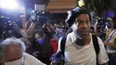 Mantan bintang Barcelona, Ronaldinho, kembali menghirup udara segar. Pria asal Brasil itu akhirnya dibebaskan dari penjara di Paraguay. (AP/Jorge Saenz)