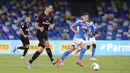 Striker AC Milan, Zlatan Ibrahimovic, menendang bola saat melawan Napoli pada laga Serie A di Stadion San Paolo, Minggu, (12/7/2020). Kedua tim bermain imbang 2-2. (Spada/LaPresse via AP)
