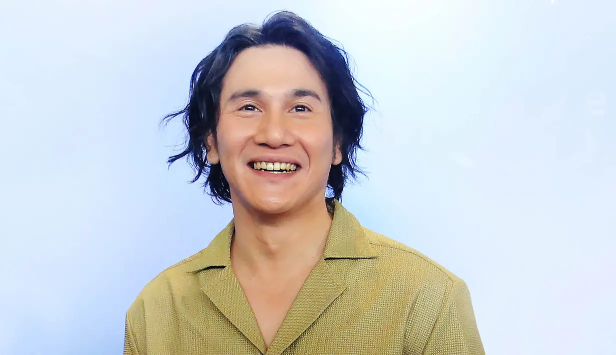 Vino G Bastian bersama Marsha Timothy mendapat pengalaman baru sebagai pasangan suami istri. Mereka mempelajari Bahasa Sunda untuk mendalami peran mereka berdua dalam serial berjudul Sabtu Bersama Bapak. [Foto: Bambang E Ros/Fimela.com]