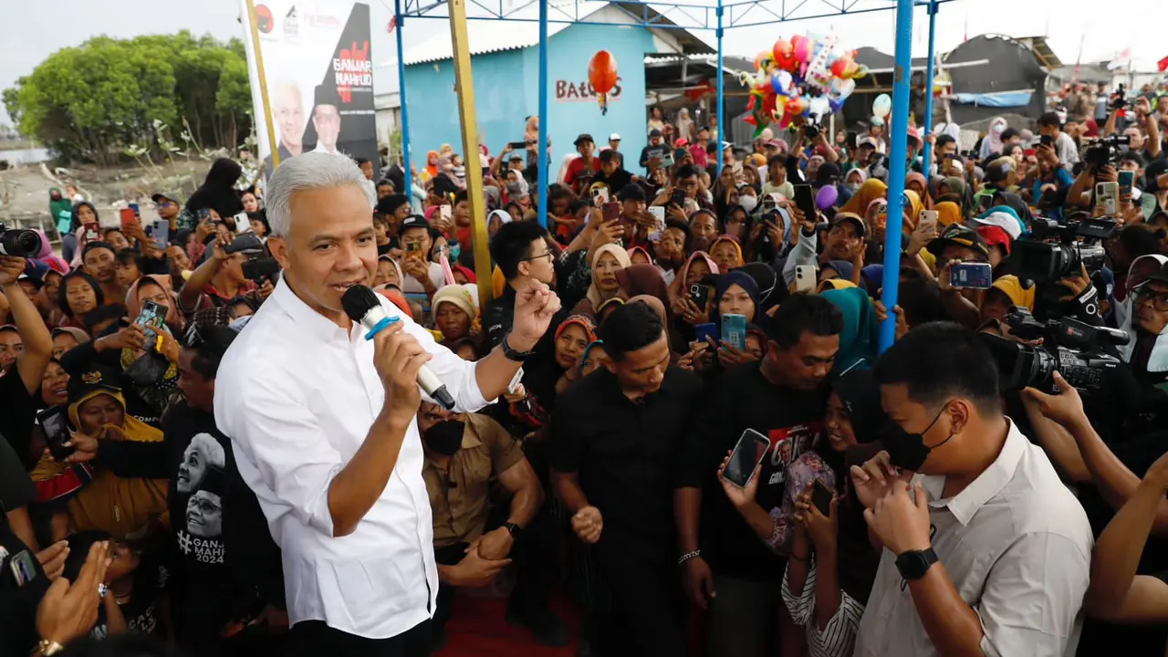 Calon presiden nomor urut 3 Ganjar Pranowo saat bertemu nelayan di Desa Kaliwlingi, Brebes, Rabu (10/1/2024).