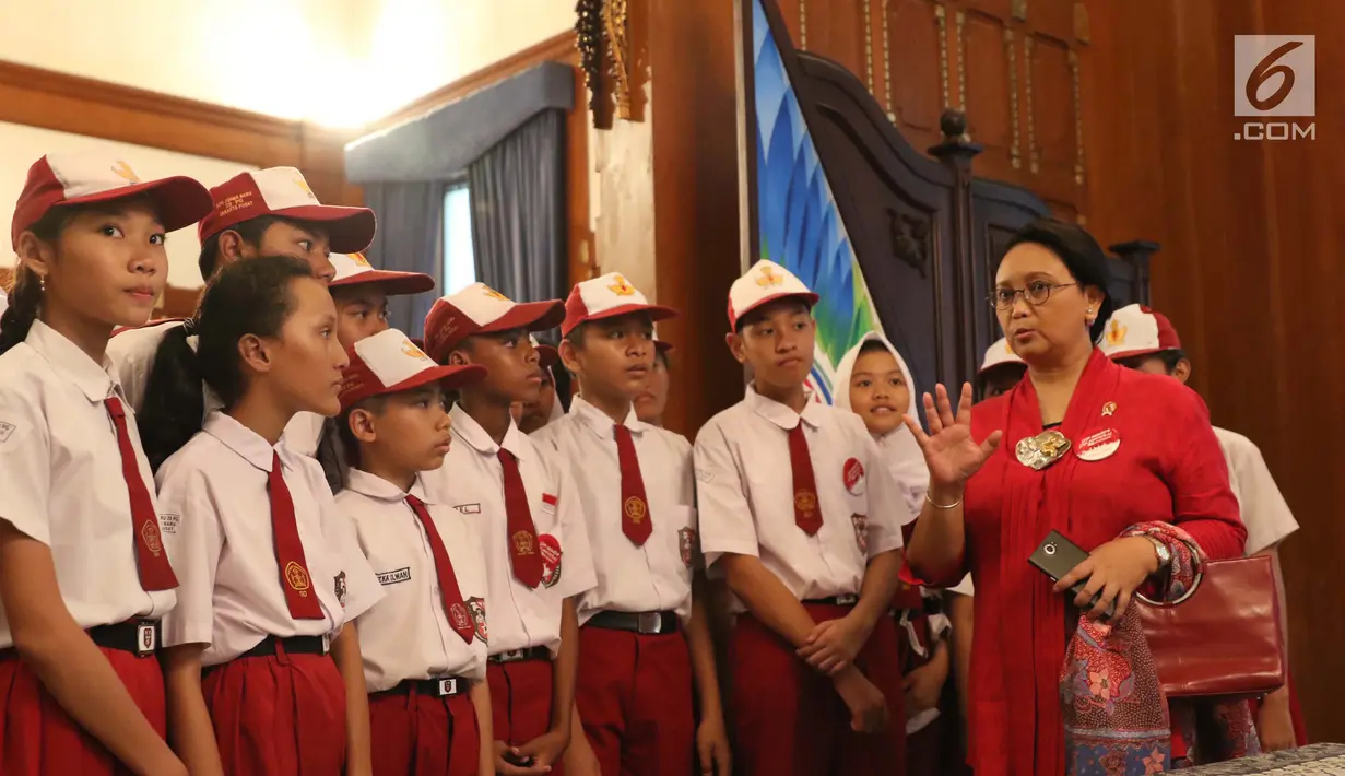Para murid mendengarkan Menlu Retno Marsudi di gedung Pancasila, Jakarta, Kamis (1/6). Gedung ini menjadi saksi sejarah saat Presiden Soekarno yang merupakan anggota BPUPKI berpidato di sidang BPUPKI pada 1 Juni 1945. (Liputan6.com/Angga Yuniar)
