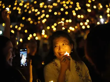 Seorang jemaat memegang lilin elektrik selama ibadah Malam Natal di Indonesia Arena, Kompleks Gelora Bung Karno, Jakarta, Rabu 24 Desember 2025. Ribuan umat Kristiani menghadiri kebaktian Malam Natal yang digelar di Indonesia Arena, Kompleks Gelora Bung Karno (GBK), Senayan, Jakarta. (AP Photo/Tatan Syuflana)