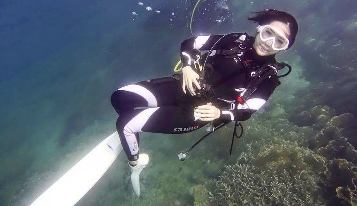 <p>Ia pun nampak mengenakan baju selam warna hitam dan sudah piawai ketika diving. @gisel_la</p>