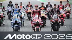 (dari kiri ke kanan baris depan) Pembalap MotoGP Spanyol dari tim BK8 Gresini Racing MotoGP, Alex Marquez; pembalap MotoGP Spanyol dari tim Ducati Lenovo, Marc Marquez; dan pembalap MotoGP Italia dari tim Aprilia Racing, Marco Bezzecchi berpose di Sirkuit Internasional Buriram, Thailand pada Kamis 26 Februari 2026. Awal perburuan gelar juara dunia MotoGP 2026 dimulai. (Lillian SUWANRUMPHA/AFP)