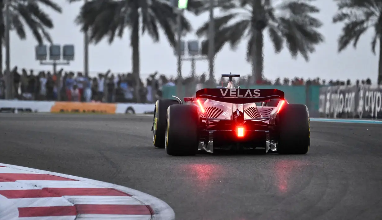 Pebalap 25 tahun itu hampir saja terkejar oleh Perez karena ban lamanya. Untungnya, Plan C yang digunakan tim Ferrari berhasil menahan pebalap Mexico itu hingga akhir lomba. (AFP/Ben Stansall)