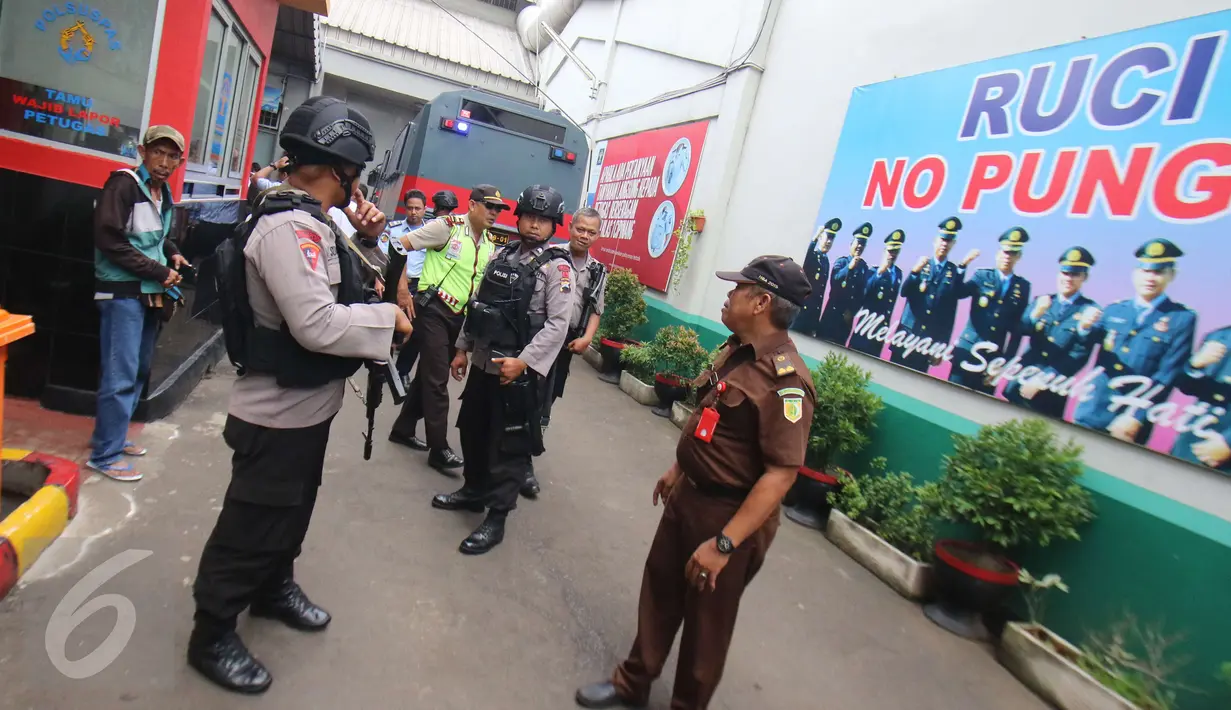 Petugas berjaga saat kedatangan mobil taktis yang membawa Basuki Tjahaja Purnama atau Ahok  di Rutan Cipinang, Jakarta Timur, Selasa (9/5). Majelis hakim memvonis Ahok pidana penjara dua tahun. (Liputan6.com/Helmi Afandi)