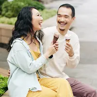 Ilustrasi pasangan bahagia/copyrightshutterstock/Dragon Images