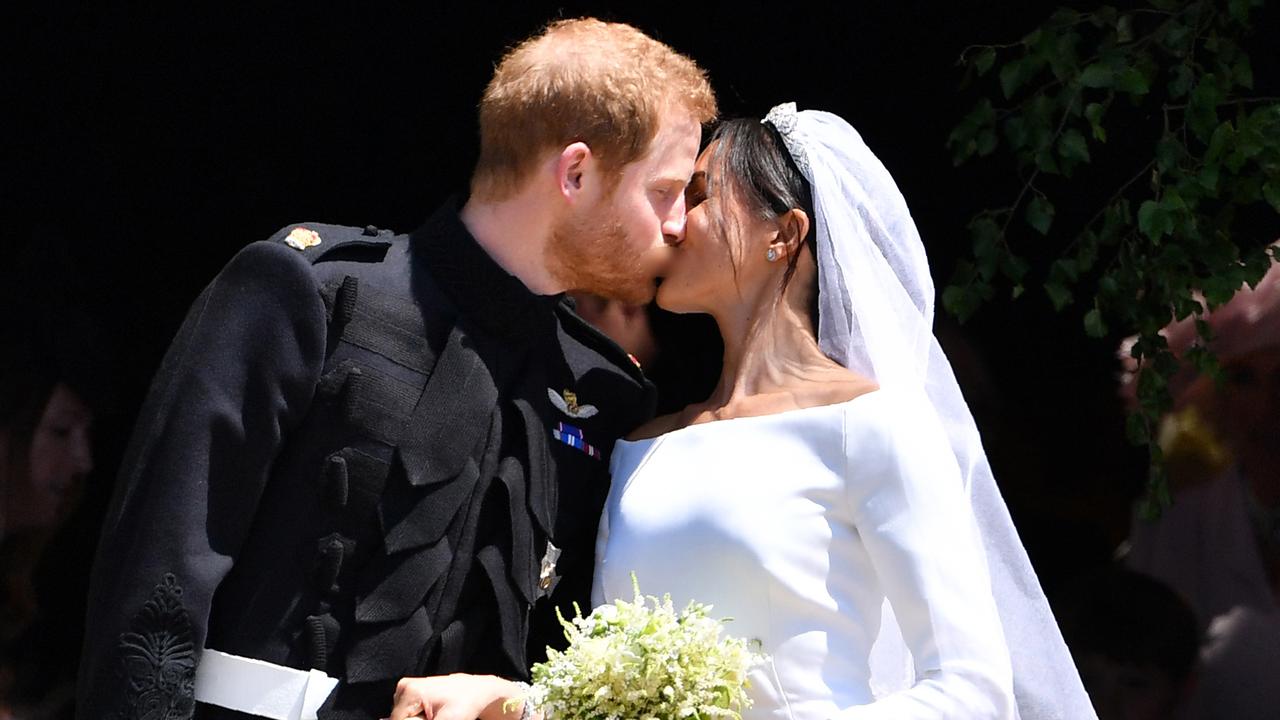 Ciuman Mesra Pangeran Harry - Meghan Markle