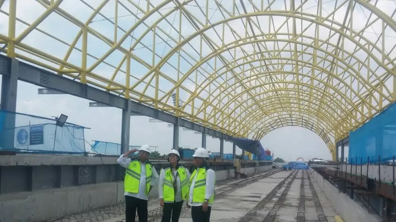 Menteri Keuangan Sri Mulyani Indrawati mengaku senang bisa mengunjungi proyek-proyek infrastruktur yang tengah dibangun, oleh pemerintah pusat maupun daerah, salah satunya LRT Palembang. (Liputan6.com/Septian Deny)