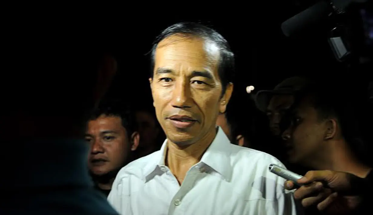 Jokowi berhasil ditemui di rumah dinasnya, Jumat (14/03/14) saat akan menghadiri rapat tertutup. Namun, ia meminta pada media untuk tidak diikuti (Liputan6.com/Johan Tallo)