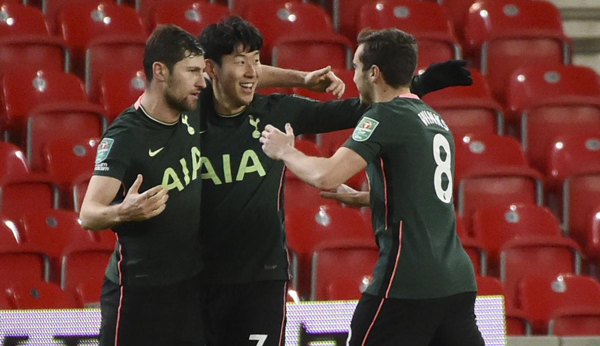 Bek Tottenham Hotspur, Ben Davies (kiri), melakukan selebrasi bersama rekan-rekannya usai mencetak gol kedua timnya ke gawang Stoke City dalam laga perempatfinal Piala Liga Inggris Carabao Cup di Bet365 Stadium, Rabu (23/12/2020). Tottenham menang 3-1 atas Stoke. (AP/Rui Vieira)