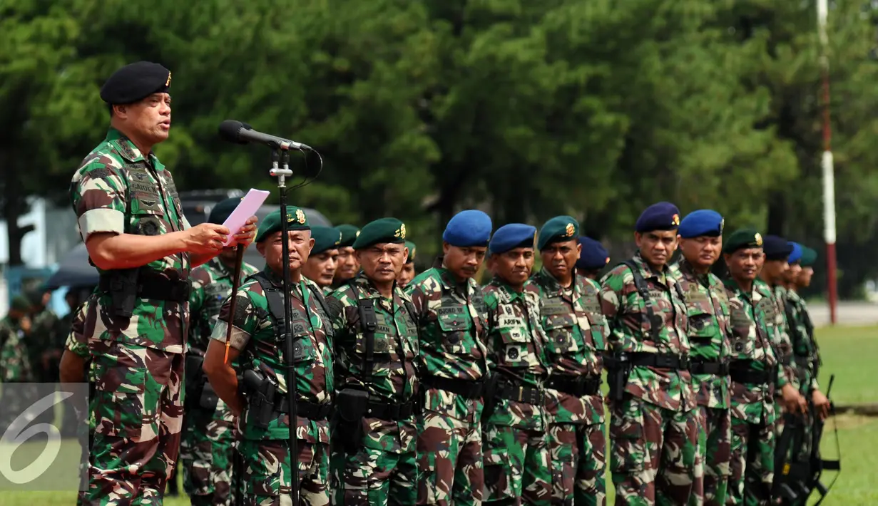 Panglima TNI Jenderal Gatot Nurmantyo memberikan amanat saat Upacara Alih Kodal PPRC TNI TA 2016-2018 di Halim Perdanakusuma, Jakarta, Kamis (3/3/2016). Serah tugas PPRC dari Pangdiv II Kostrad ke Pangdiv I Kostrad. (Liputan6.com/Helmi Fithriansyah)