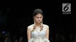 Seorang model berpose diatas catwalk mengenakan karya desainer Bunka School of Fashion dalam ajang Jakarta Fashion Week 2018 di Senayan City, Jakarta, Kamis (26/10). (Liputan6.com/Faizal Fanani)