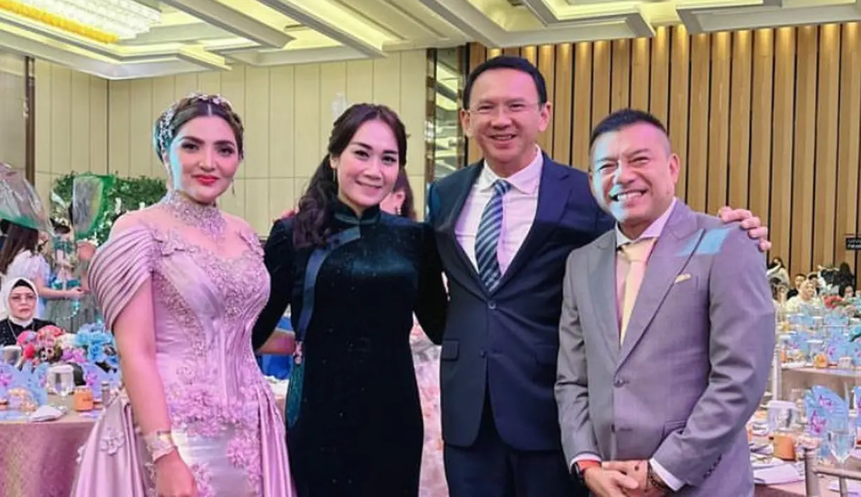 <p>Saat pesta tersebut, Puput memilih mengenakan gaun hitam lengan panjang model cheongsam hitam dengan bahan velvet yang pas di tubuhnya. [Instagram/@btpnd]</p>