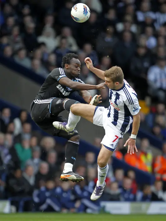 Gelandang Chelsea, Michael Essien berebut bola dengan gelandang West Bromwich Albion James Morrison pada pertandingan liga Inggris di The Hawthorns di West Bromwich, West Midlands, Inggris pada tanggal 3 Maret 2012. (AFP Photo / IAN Kington)