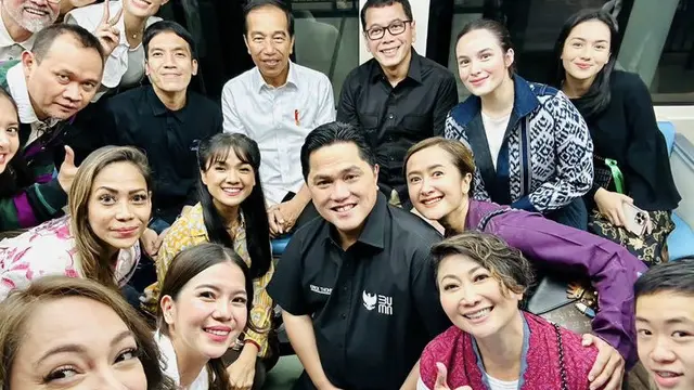 Potret Tampilan Artis saat Mencoba LRT bersama Jokowi
