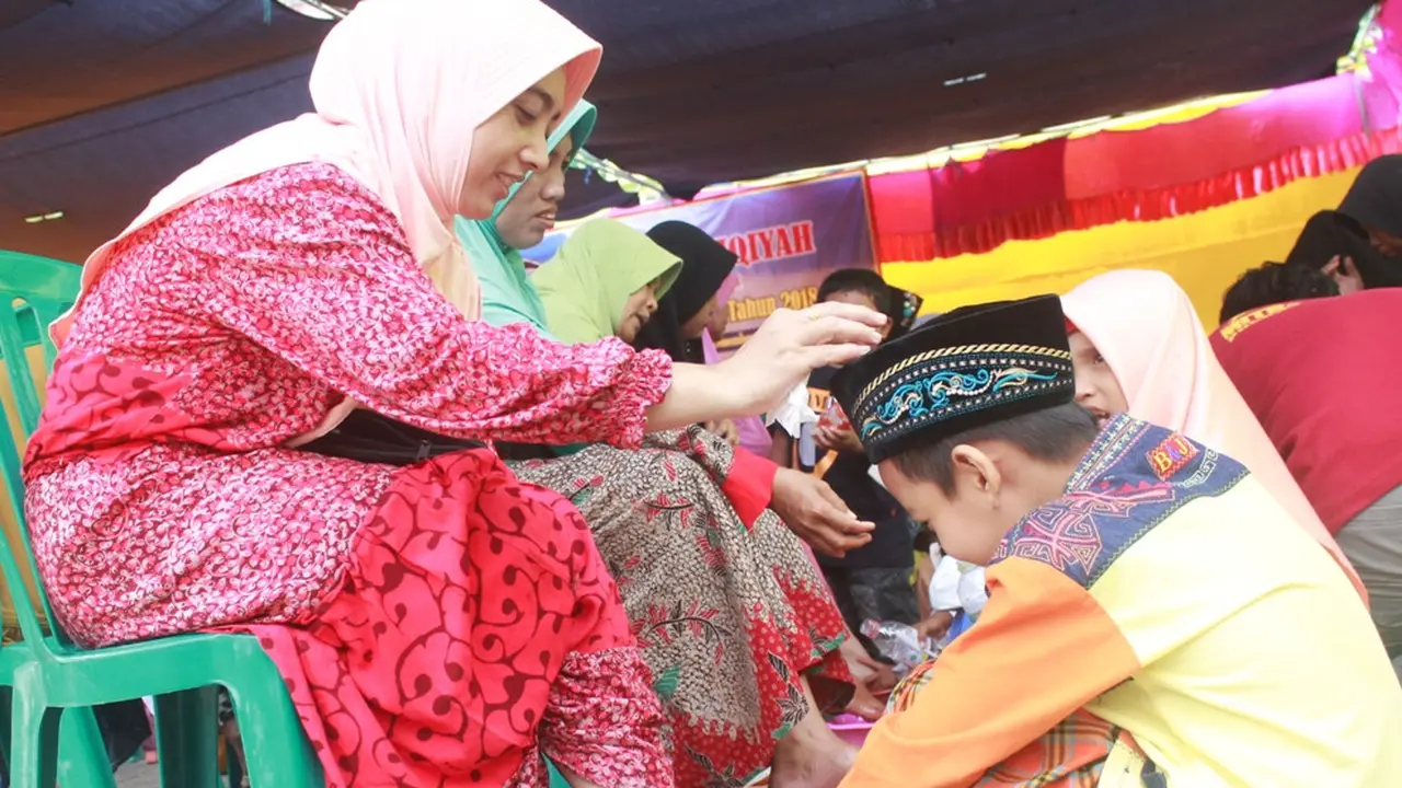 Isak Tangis Pecah Saat Siswa di Sumenep Basu Kaki Ibu