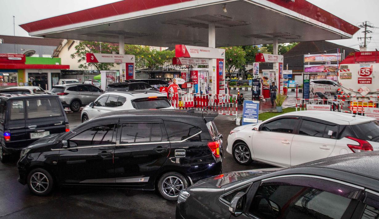 Diprediksi, Harga Bahan Bakar Minyak (BBM) di Indonesia akan mengalami kenaikan sebesar 10 persen. Tampak dalam foto, mobil-mobil mengantre untuk mengisi bahan bakar di sebuah Stasiun Pengisian Bahan Bakar Umum (SPBU) yang dioperasikan oleh Pertamina, perusahaan minyak dan gas milik negara Indonesia, di Yogyakarta, pada Sabtu 28 Maret 2026. (DEVI RAHMAN/AFP)