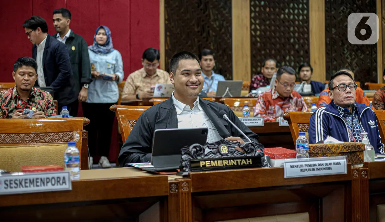 Menteri Pemuda dan Olahraga (Menpora) Dito Ariotedjo tersenyum saat mengikuti rapat kerja dengan Komisi X DPR di Kompleks Parlemen, Senayan, Jakarta, Rabu (31/5/2023). (Liputan6.com/Faizal Fanani)